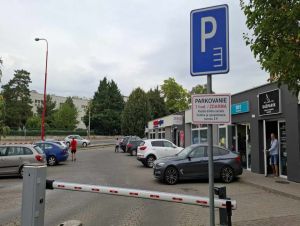Pred malým Tescom na Špačinskej sa zadarmo parkuje už len hodinu