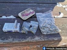 V  Bernolákovom parku zadržali policajti mladíkov s marihuanou