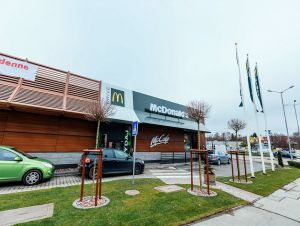 McDonalds pripravil Trnavčanom vianočný darček v podobe vynovenej reštaurácie