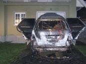 Horel drahý Mercedes, blízky rodinný dom už mal namále