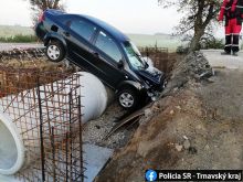 Kuriózna nehoda: Nerešpektoval zábrany, s autom sa zapichol do rozkopanej cesty