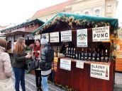 V centre Trnavy sa začali Vianočné trhy, pripravili aj špeciálne výstupy na Mestskú vežu