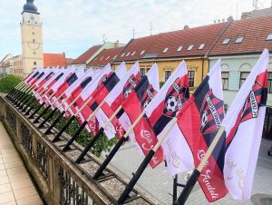 Finále: Na trnavskej radnici vyvesili vlajky Spartaka, centrum zapĺňajú fanúšikovia