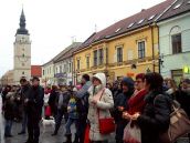 Protestujúci učitelia vytvorili živú reťaz, podporili ich zdravotné sestry aj primátor Bročka