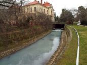 Trnávku znečistila neznáma látka, tečie ňou netradične sfarbená voda
