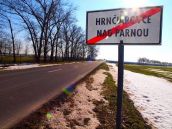 Keď napadne sneh a zafúka vietor, na výpadovke z Hrnčiaroviec na diaľnicu vzniká problém
