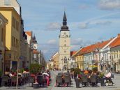 Pekné počasie vylákalo ľudí na sezónne terasy v centre mesta
