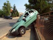 Nehoda na Kopánke: Náraz automobil vymrštil do plotu rodinného domu