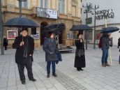 FOTO: Trnavčania demonštrovali za učiteľov s čiernymi dáždnikmi