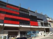 FOTO: Na južnej tribúne City Areny začali s inštaláciou finálnej dizajnovej fasády