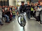 FOTO: Peter Sagan navštívil trnavskú automobilku, na bicykli prešiel aj cez montážnu halu