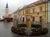 FOTO: Vianočné trhy v Trnave sa už začali, podvečer rozsvietia stromček