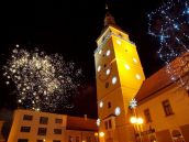 FOTO: Trnava sa lúči s rokom, prvý veľký ohňostroj sledovalo zaplnené námestie