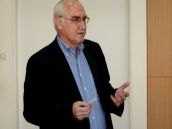 RIPORT: Europoslanci nemerajú len zakrivenia banánov či uhoriek