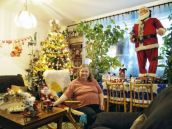 Telo na telo. Tlačenica Santa Clausov v panelákovom byte