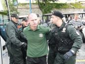 Mestský policajt obvinený za pálenie vlajky EÚ dovolenkuje