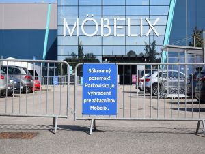 Závory na parkovisku pri Tescu vytlačili autá, nový problém nastal pri Möbelixe