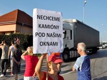 Obyvatelia Modranky blokovali dopravu, vadia im kamióny