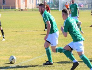 Futbal, 8. liga B: Trakovice prekvapili Veľké Kostoľany, Moravany zabrali naplno