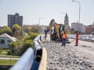 Na rekonštrukciu mosta v Hlohovci získala župa z eurofondov milióny eur