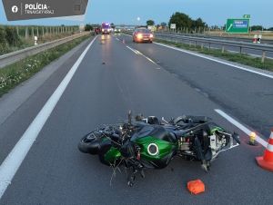 Mladý motorkár spadol na diaľnici pred Trnavou, nehodu neprežil
