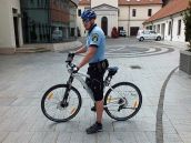 Mestskí policajti v Trnave začínajú hliadkovať na nových služobných bicykloch