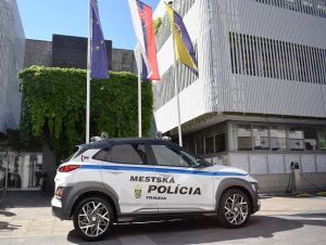 Mestskí polícajti sú v uliciach Trnavy 35 rokov, Peter Babka oslávil jubileum