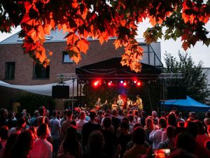 The Herbaliser Band prinesú na Nádvorie fúziu jazzu, hip hopu a funku