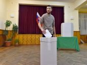 V Naháči začalo referendum, občania rozhodujú o odvolaní starostu