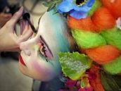 Každý má predsa rád, keď ho hladkajú, trebárs aj štetcami. Bodypainting nie je pre hanblivé!
