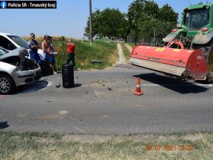 Pri Voderadoch narazilo auto do traktora, dve ženy odviezli do nemocnice