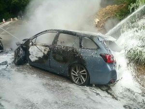 Havária pri Banke: Jeden z automobilov začal po náraze horieť
