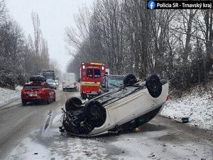 Husté sneženie: Pribúdajú nehody, pri Bučanoch skončilo auto na streche