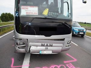 Autobus nedobrzdil, výsledkom sú štyri rozbité autá