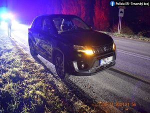 Nehody v Hlohovci a pri Červeníku: Slabo viditeľní chodci mali kolíziu s autami