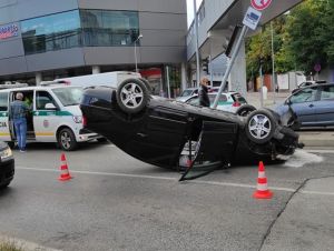Nehoda na Hlbokej ulici: Auto narazilo do semaforu a prevrátilo sa na strechu