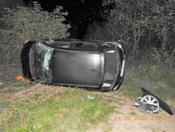 Hľadajú svedkov nehody: Auto skončilo mimo cesty potom ako ho ohrozil iný vodič