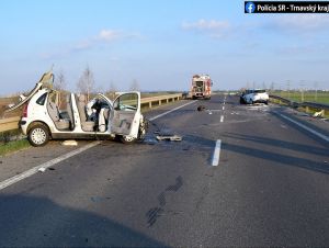 Polícia naďalej vyšetruje pondelkovú čelnú zrážku na obchvate Trnavy