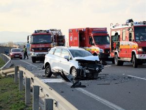 Hrozivá nehoda na obchvate Trnavy, čelne sa zrazili dve autá