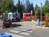 Mladý vodič nedal na Okružnej prednosť, Dacia skončila na streche