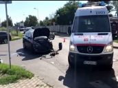 Na Cukrovej ulici sa zrazil automobil s autobusom vezúcim deti
