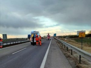 Tragická nehoda pri Vlčkovciach: Po zrážke troch vozidiel vyhasol ľudský život