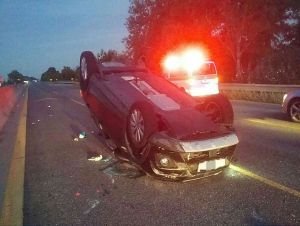 Na diaľnici pri Zelenči sa po havárii prevrátilo vozidlo na strechu