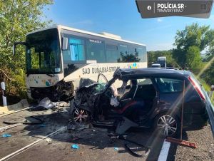 Nehoda pri Bojničkách: Po zrážke auta s autobusom zasahovali leteckí záchranári