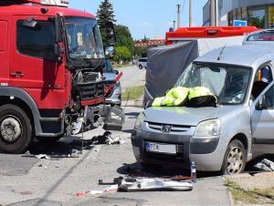 Nehoda v priemyselnej časti Trnavy, hasiči vystrihovali zakliesnenú osobu