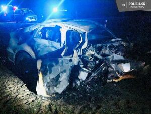 Tragédia pri Dvorníkoch, auto narazilo do stromu a začalo horieť
