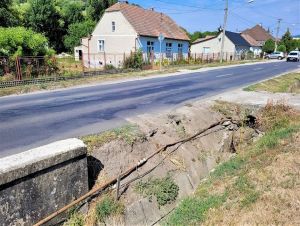 V Horných Orešanoch skončilo auto v priekope, pri Červeníku v plameňoch