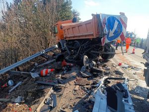 Tragická nehoda na diaľnici: Kamión narazil do cestárskeho auta, vodič neprežil