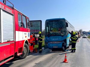 Nehoda v Krakovanoch: Autobus narazil do kamiónu
