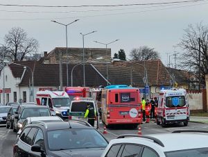 Tragická nehoda na Rybníkovej ulici: Osobné auto sa čelne zrazilo s autobusom
